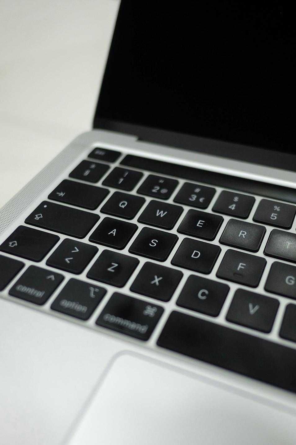 MacBook Pro 13” Late 2020 | Intel i5 2.0-3.8Ghz | 16GB RAM | 512GB SSD