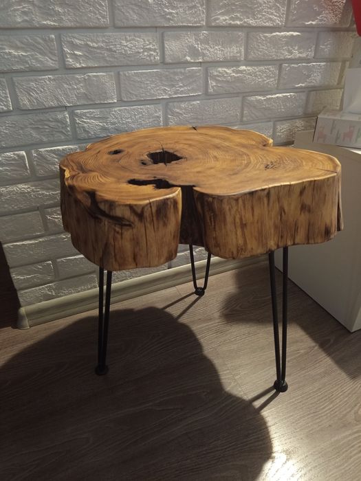 Stolik z plastra drewna. Robinia Akacjowa..