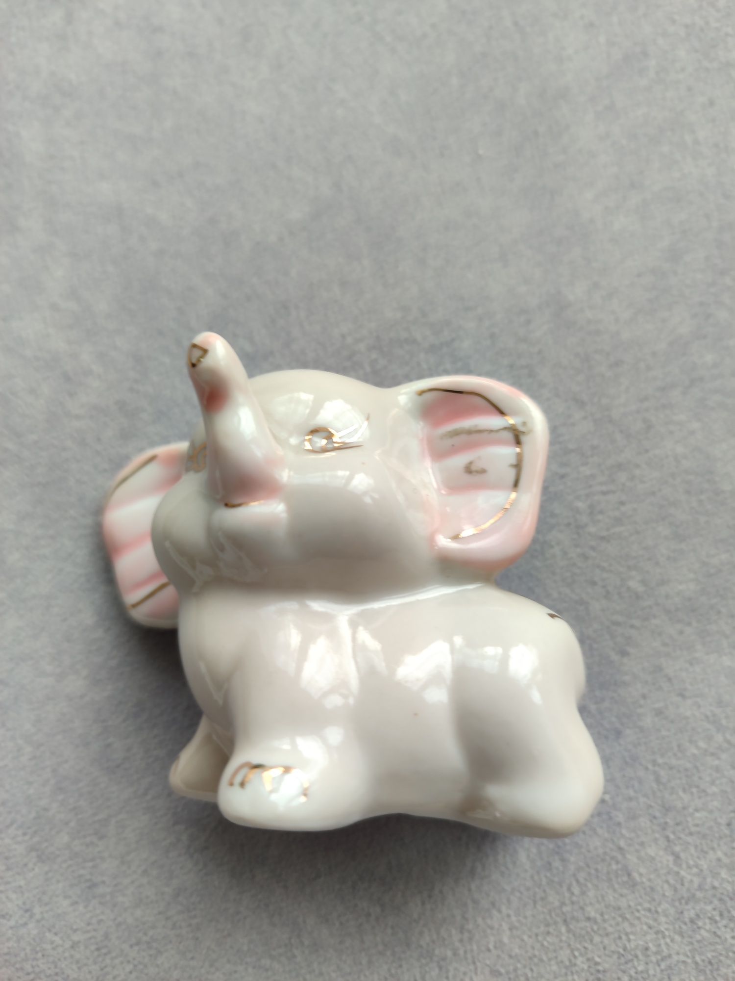 Figurka mały beżowy porcelanowy słonik z różowymi uszami