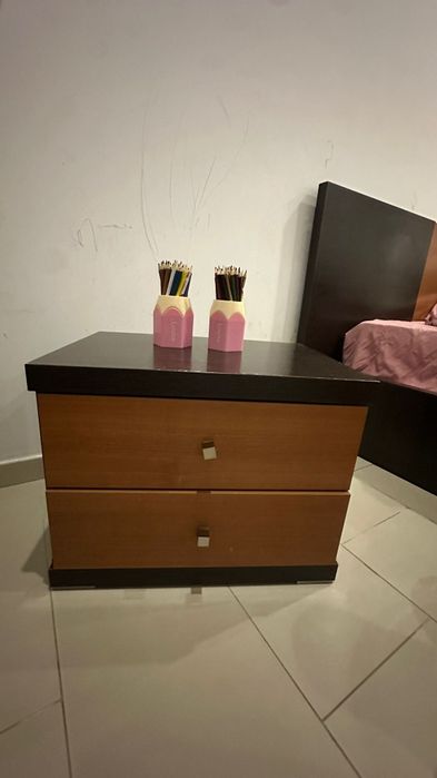 Vende-se 2 mesas de cabeceira com gavetas em bom estado..