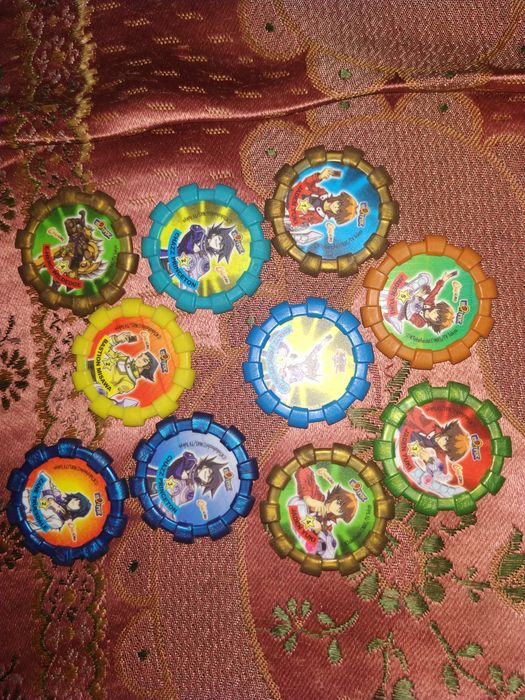 Vários tazos Pokémon Yu-Gi-Oh etc