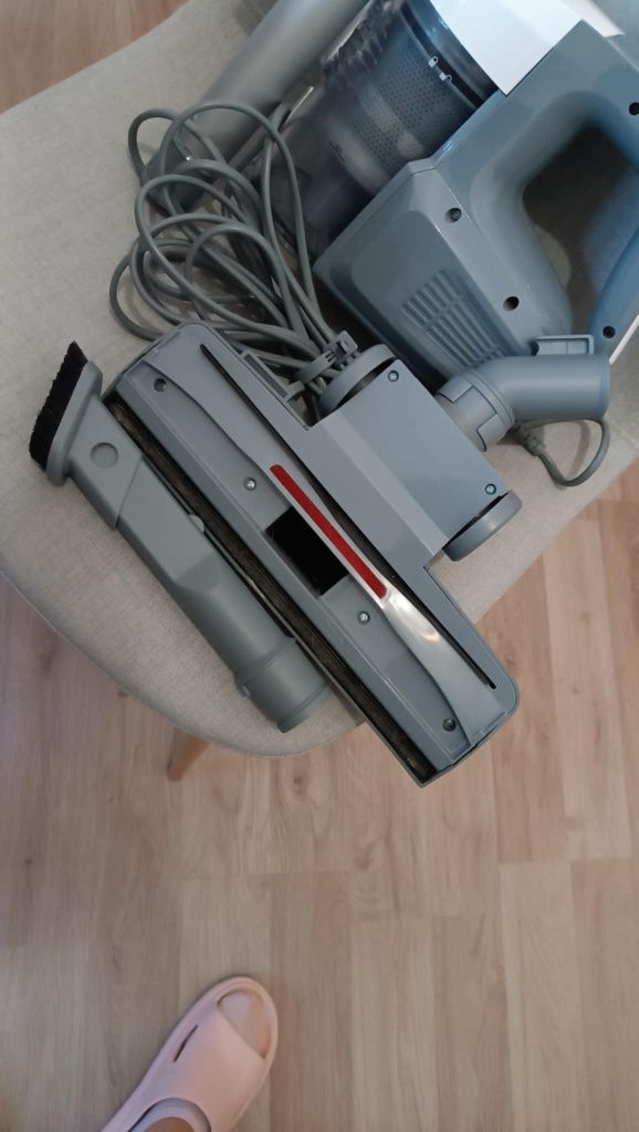 Aspirador com fios.