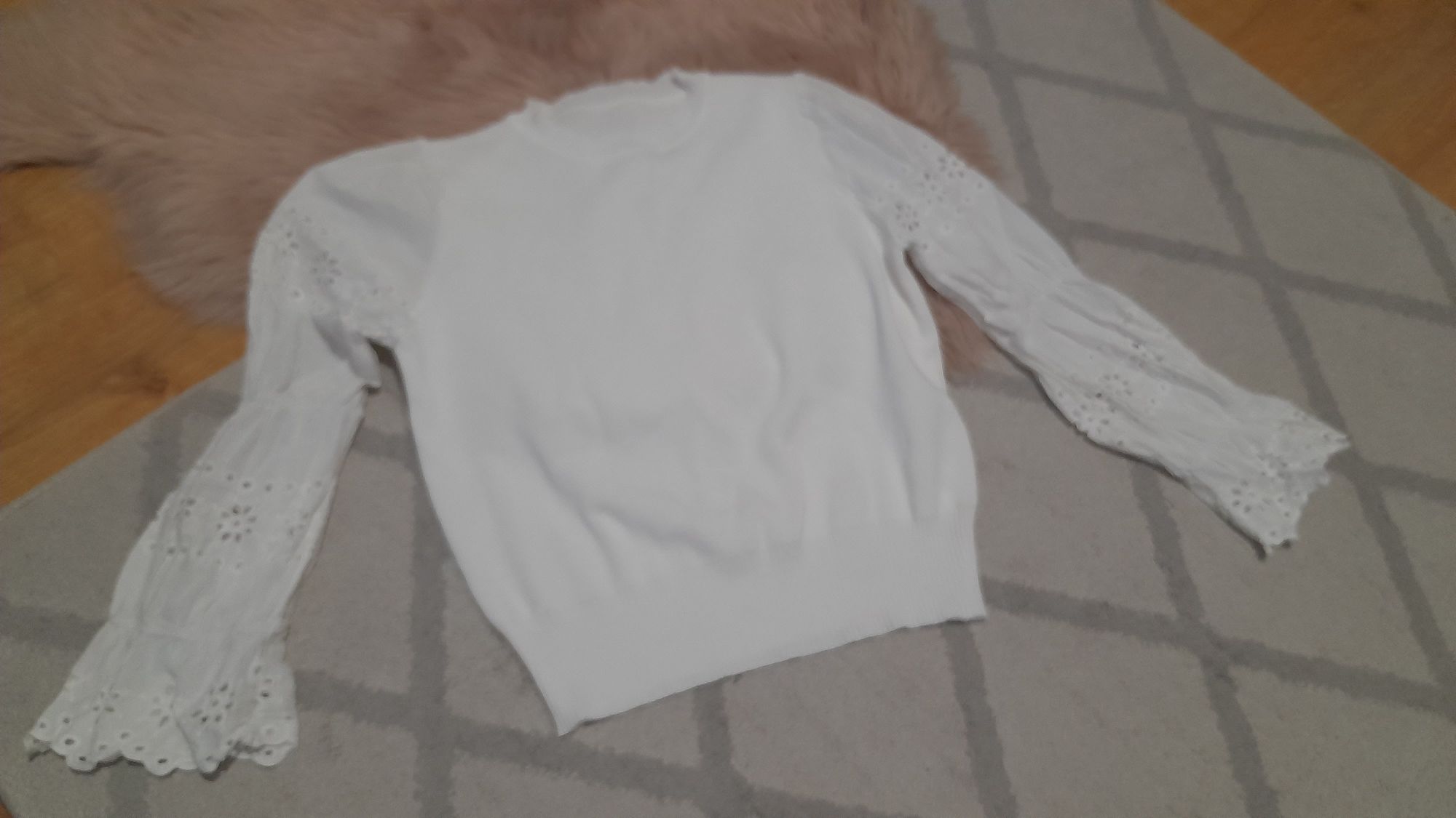 Nowy sweterek bluzka biała z haftowanymi rękawami, bufki, rozm uniwers