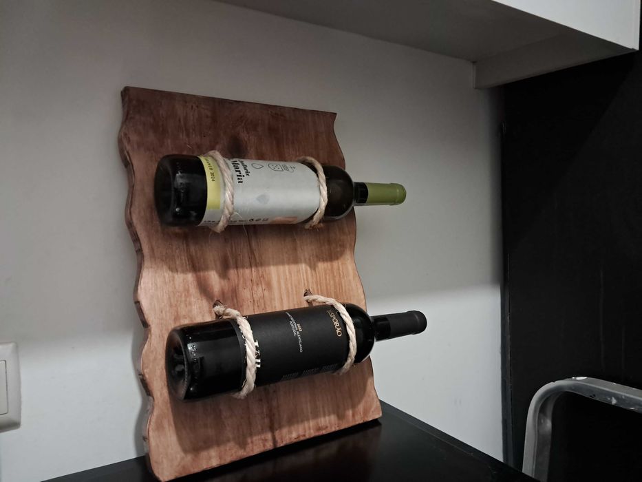 Garrafeiras de vinho.