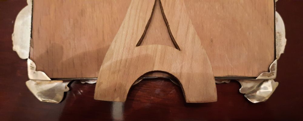 Moldura de prata trabalhada, muito bonita. 
Tem vid