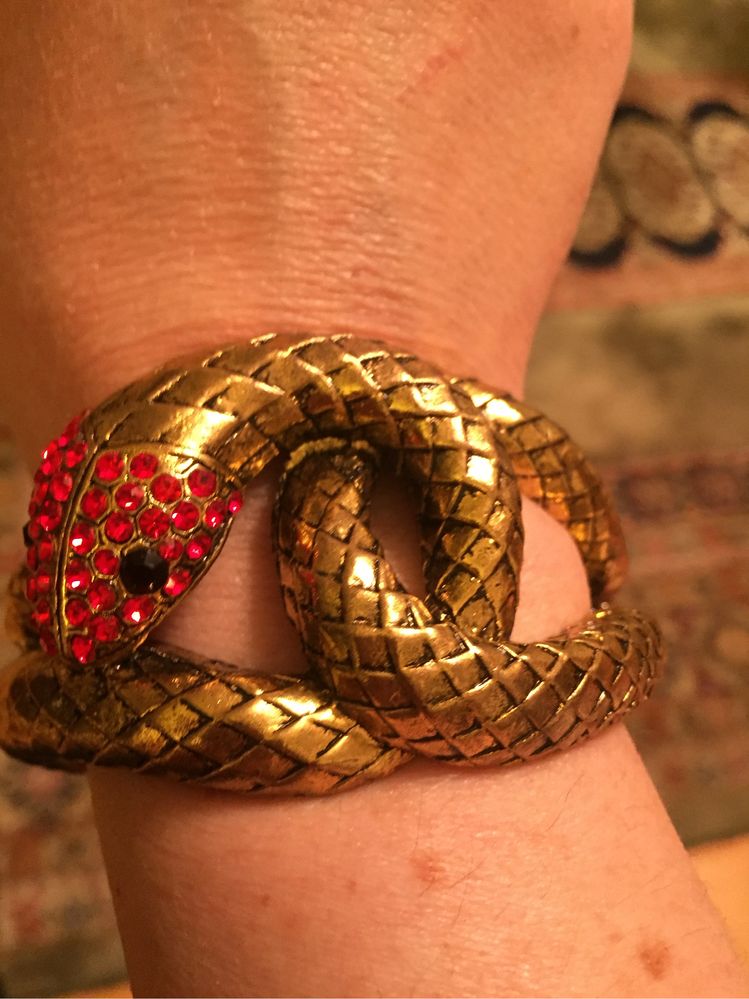 Pulseira serpente dourada e vermelha