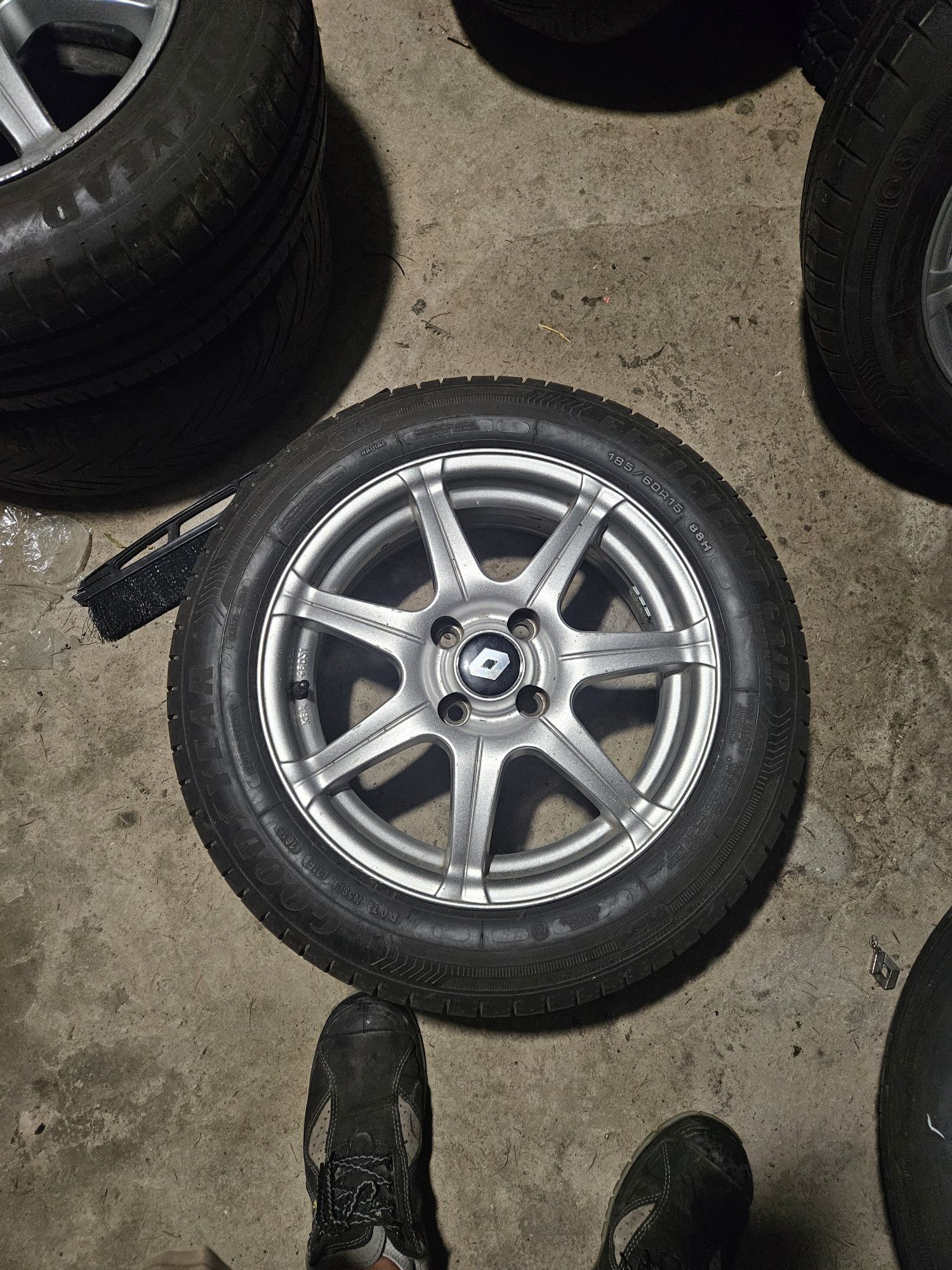 Alufelgi 4x100 renault ,clio  185 60 r15  lato  good year,