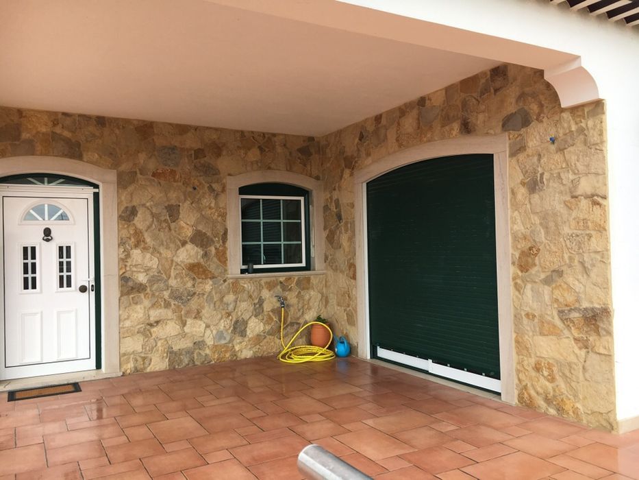 Pedra amarela mistura serrada trás