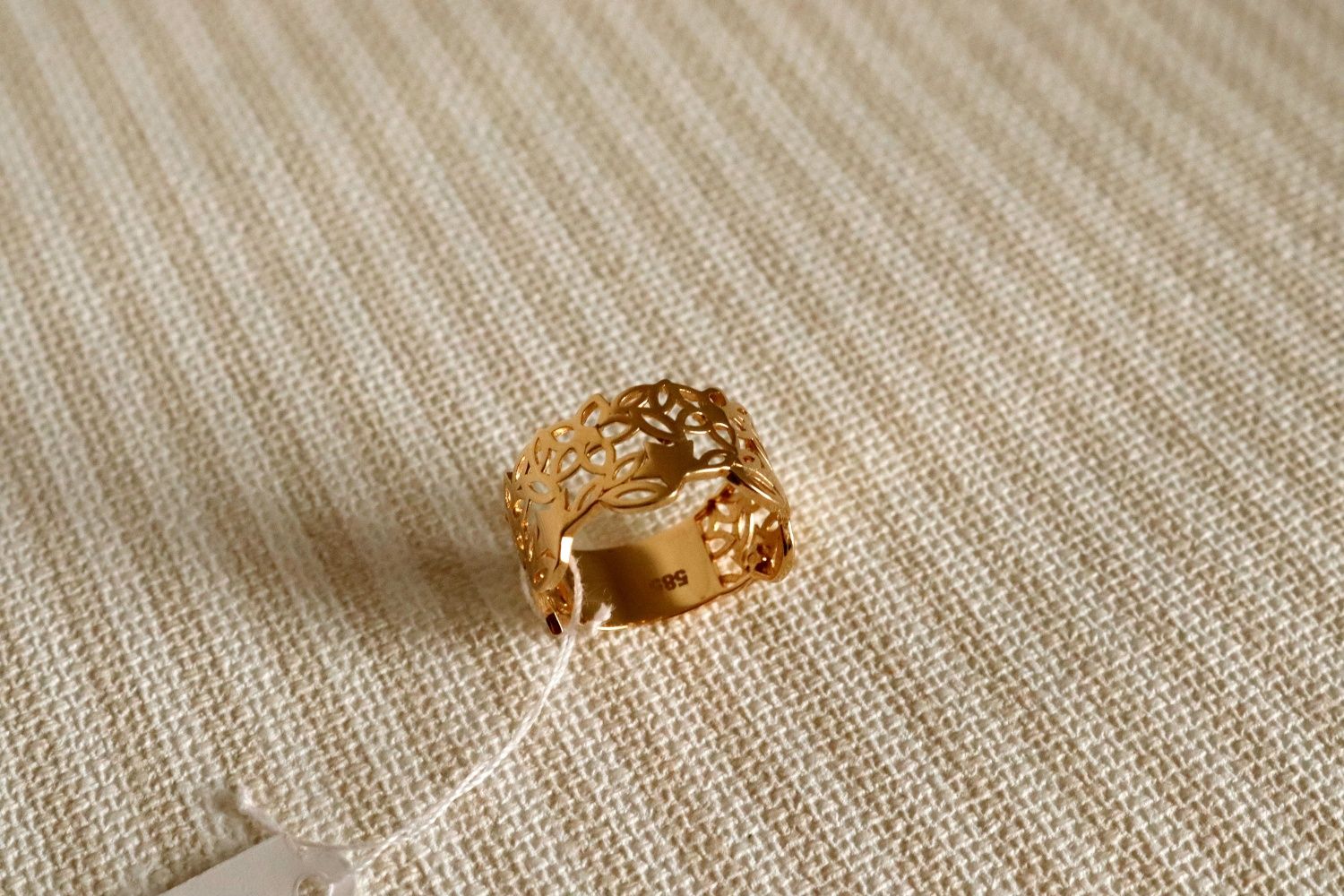 Złoty pierścionek ażurowy apart, złoty szeroki pierścionek ażurowy