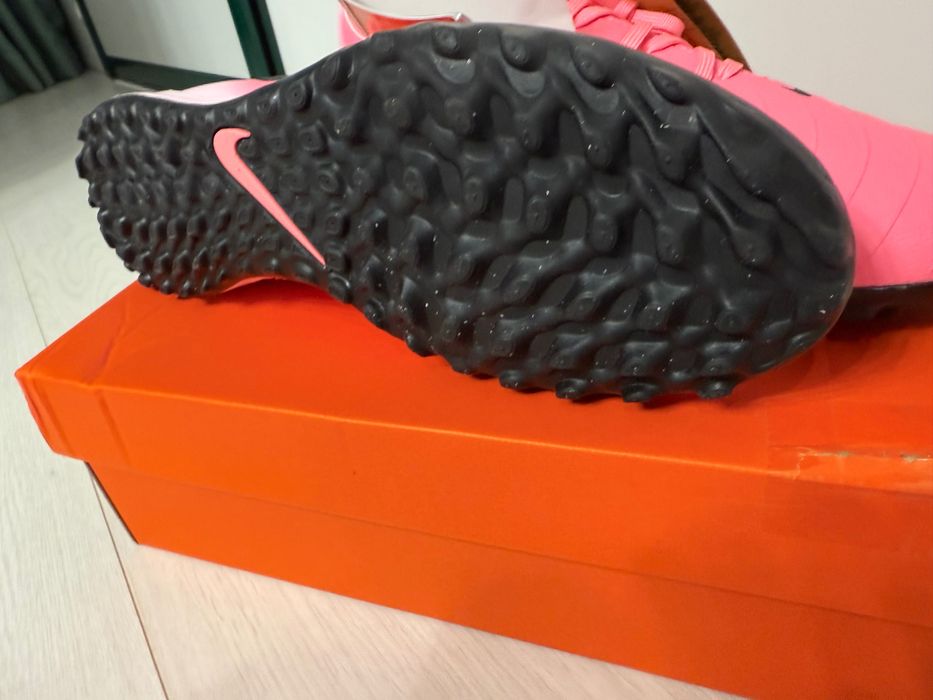 Кросівки для футболу на штучному покритті