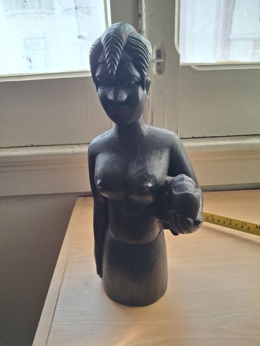 Escultura africana em madeira estatueta cerca 30 cms