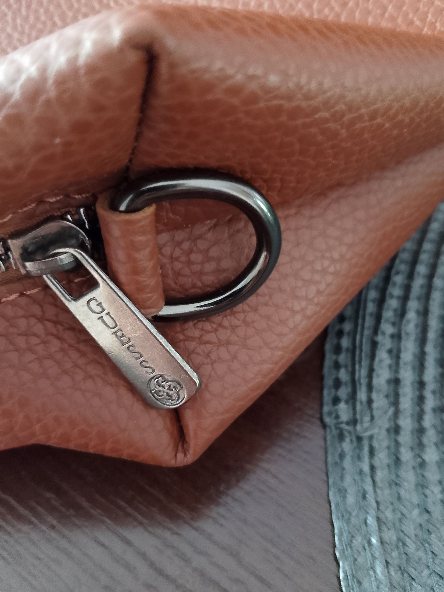 Torebka w kolorze camel Guess
