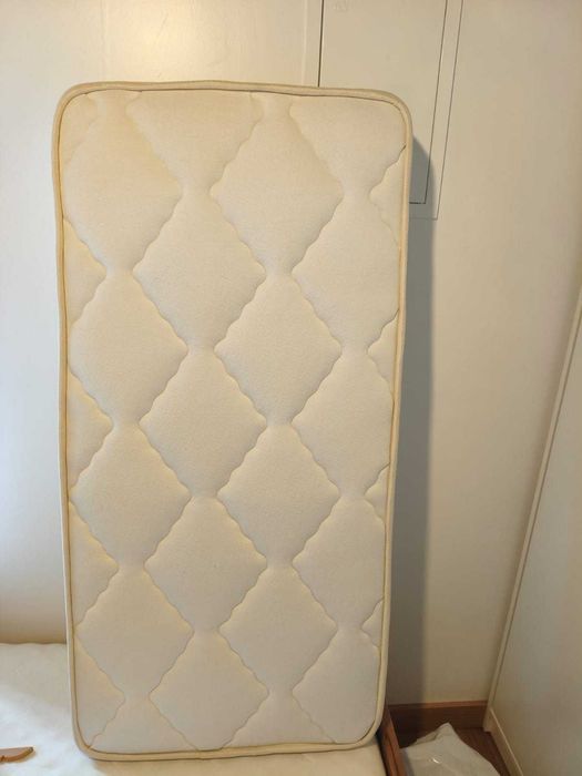Vende-se colchão para berço.