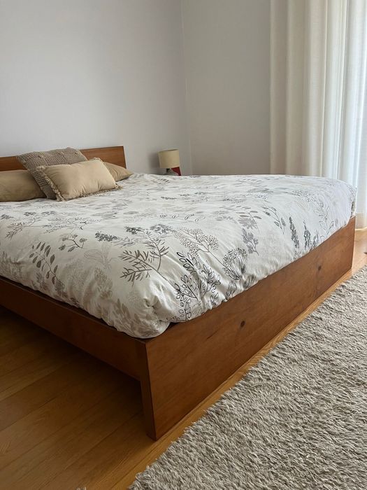 Vendo cama de casal (inclui estrado) de 160cm x 200cm.