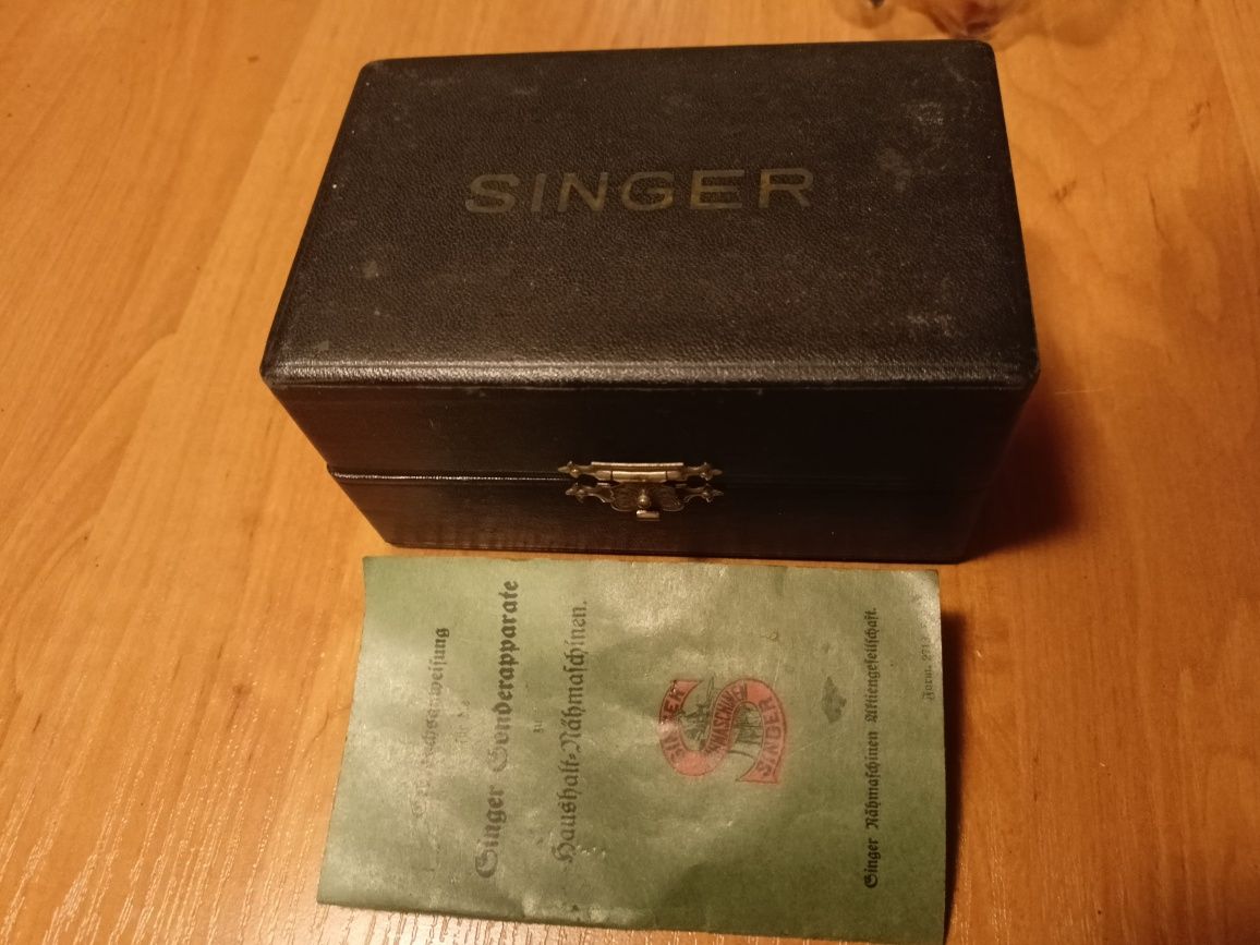 Zabytkowe akcesoria do maszyny Singer z oryginalną instrukcją
