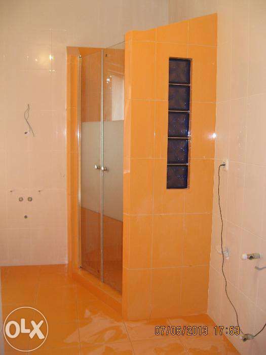 Кладка кафеля. Штукатурка. Шпаклёвка. Обои. Электричество.