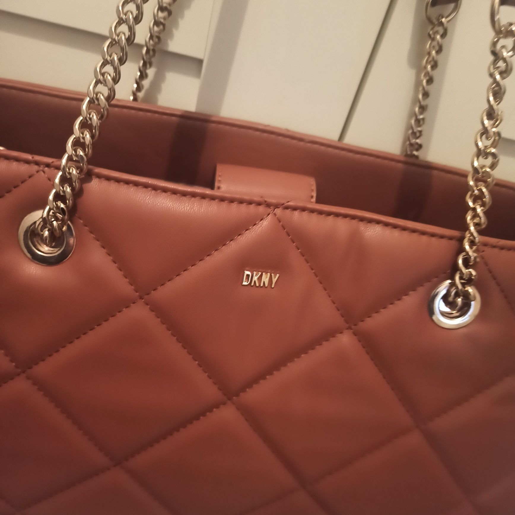 DKNY pikowana karmelowa torebka