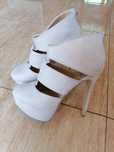 Sapatos de salto alto