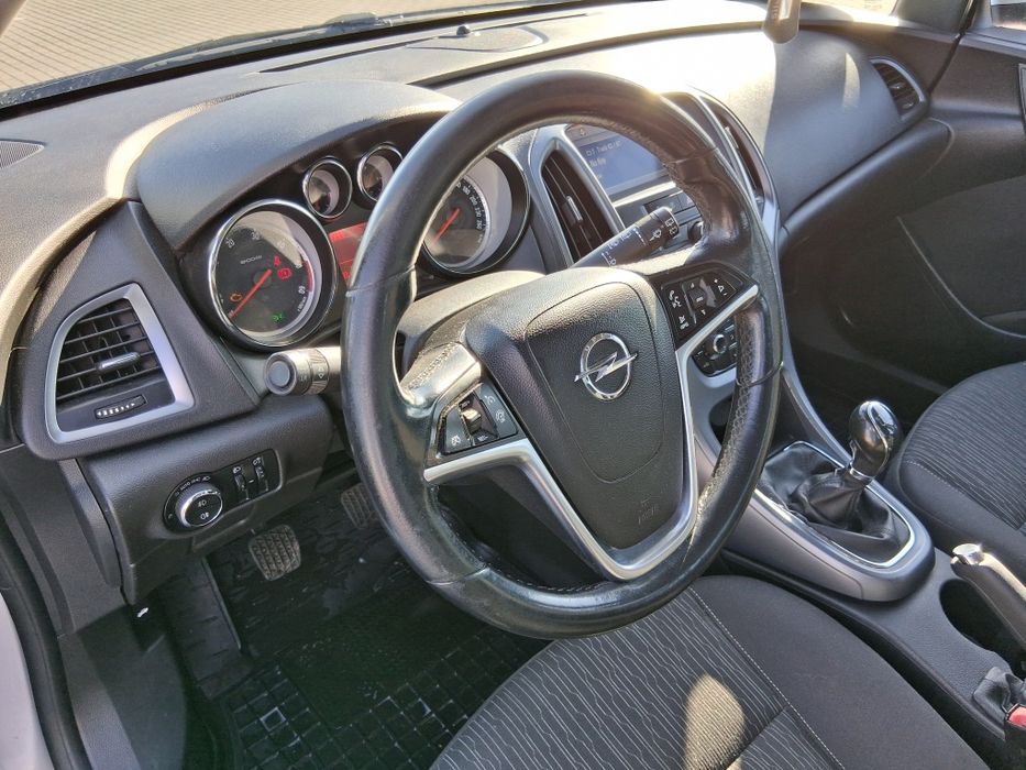 Продам опель астра J 2013 року випуску рестаїл