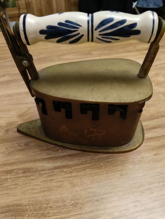 Żelazko stare z mosiężną rączką