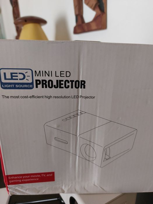 Mini projector, ainda na embalagem original,  praticamente novo,