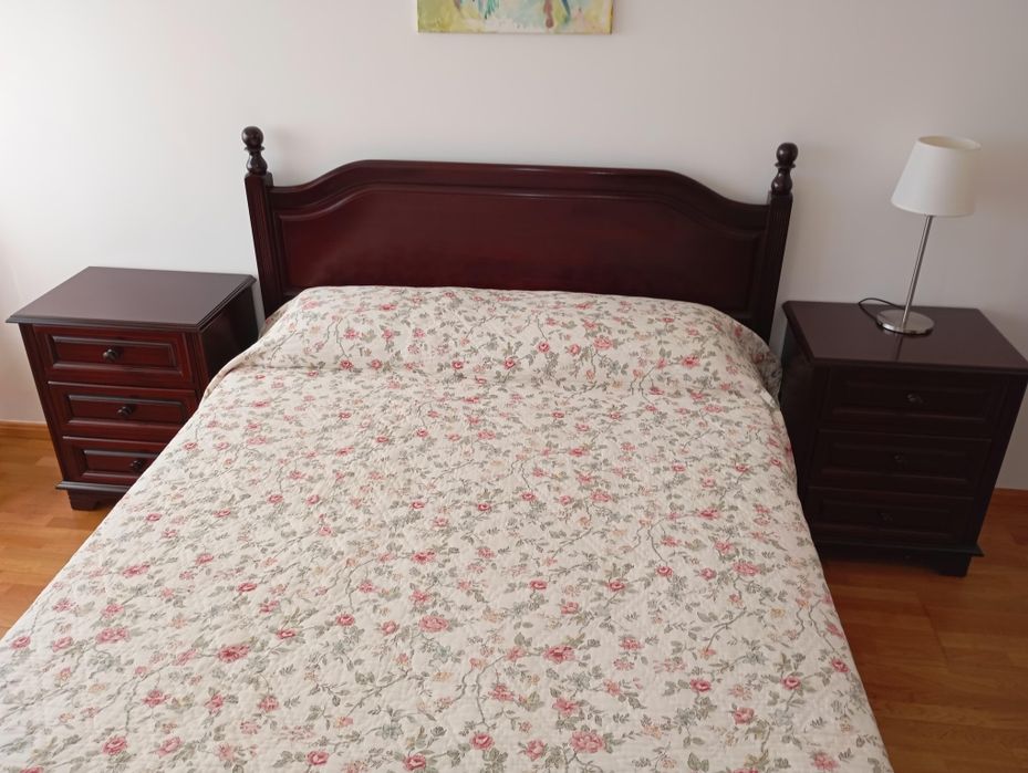 Cama casal 190x140 e 2 mesas de cabeceira , em muito bom estado