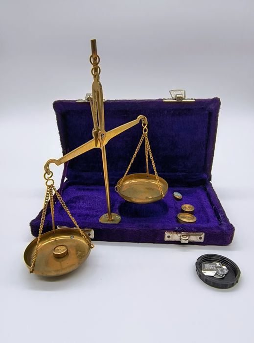 Stara, składana waga jubilerska.