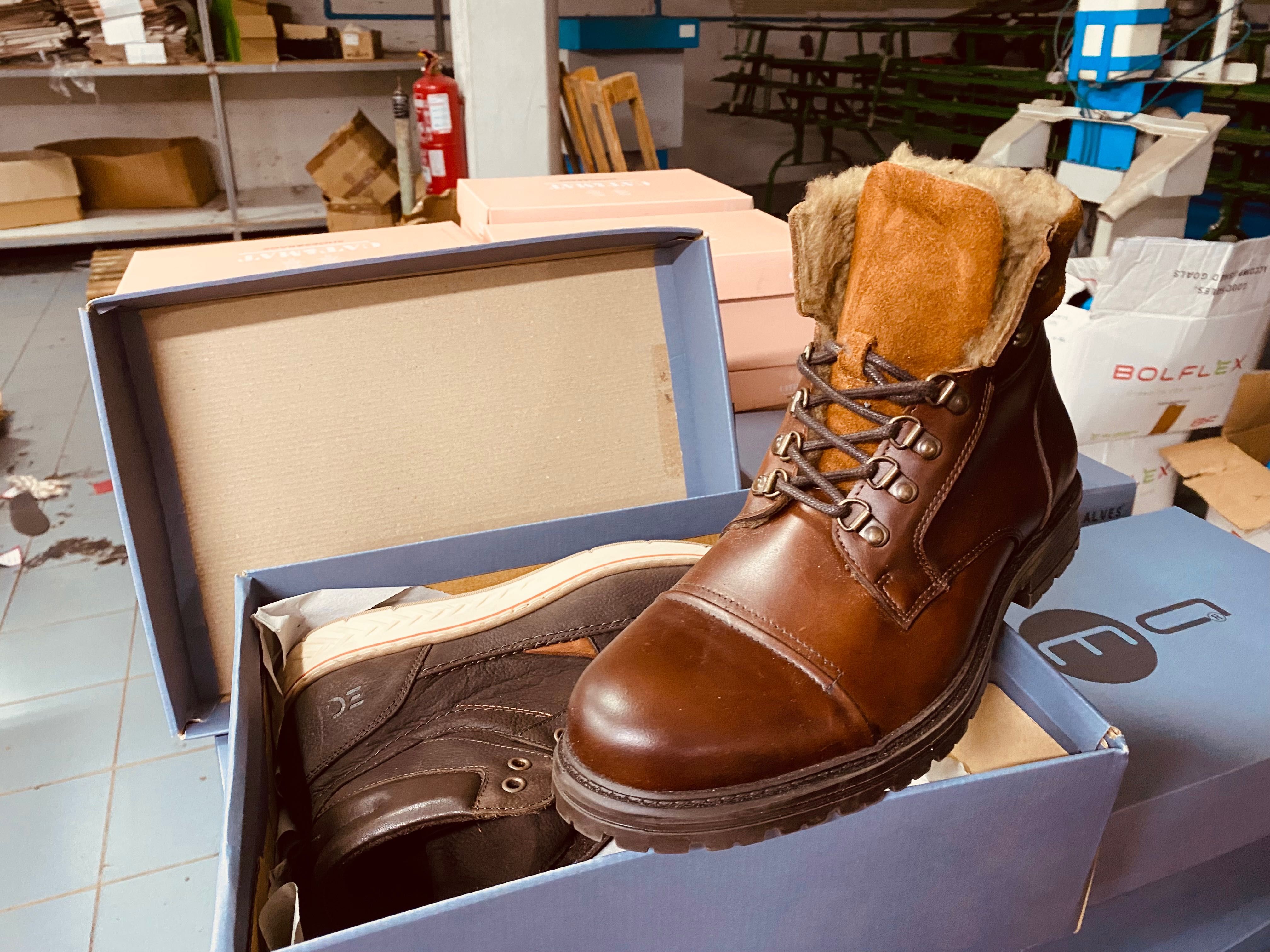 315 sapatos, tenis e botas - um só pé! Modelos podem casar...