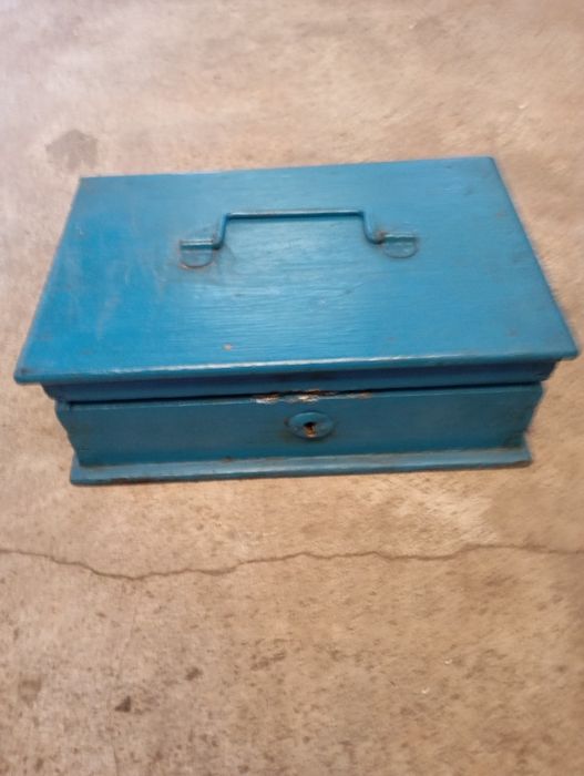 Vendo esta caixa muita bonita bom estado