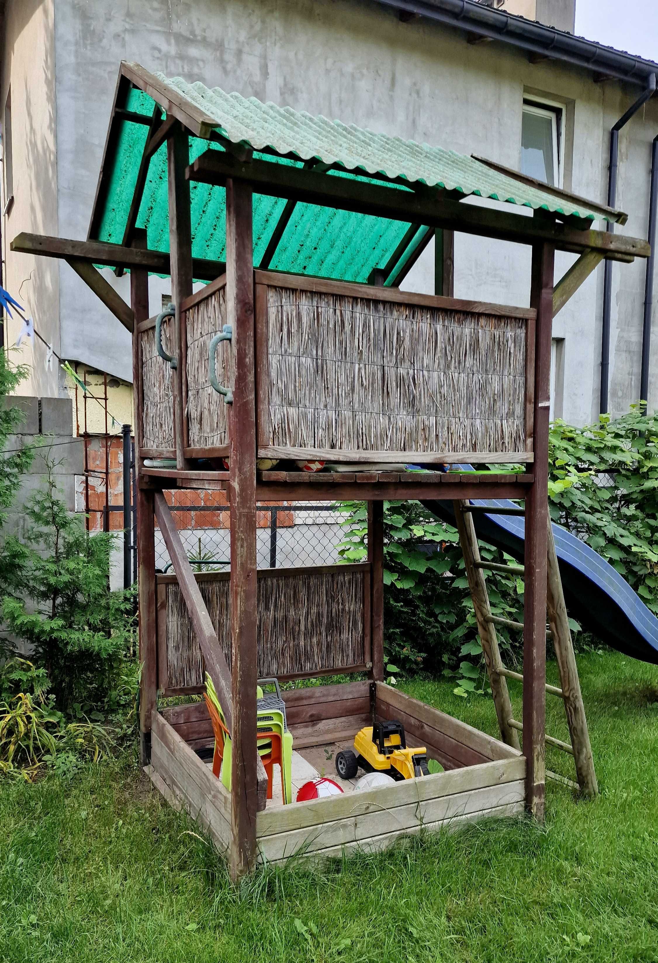 Domek drewniany na palach dla dzieci - zjeżdżalnia