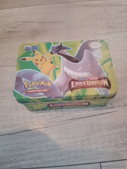 64 karty pokèmon + podełko od kart pokèmon