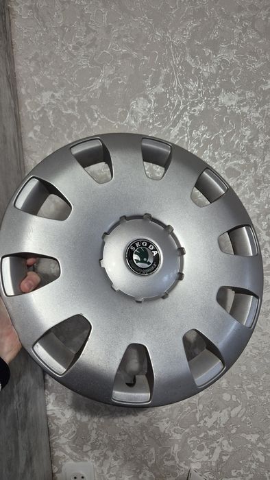 Комплект оригінальних ковпаків Skoda на 15 диски.