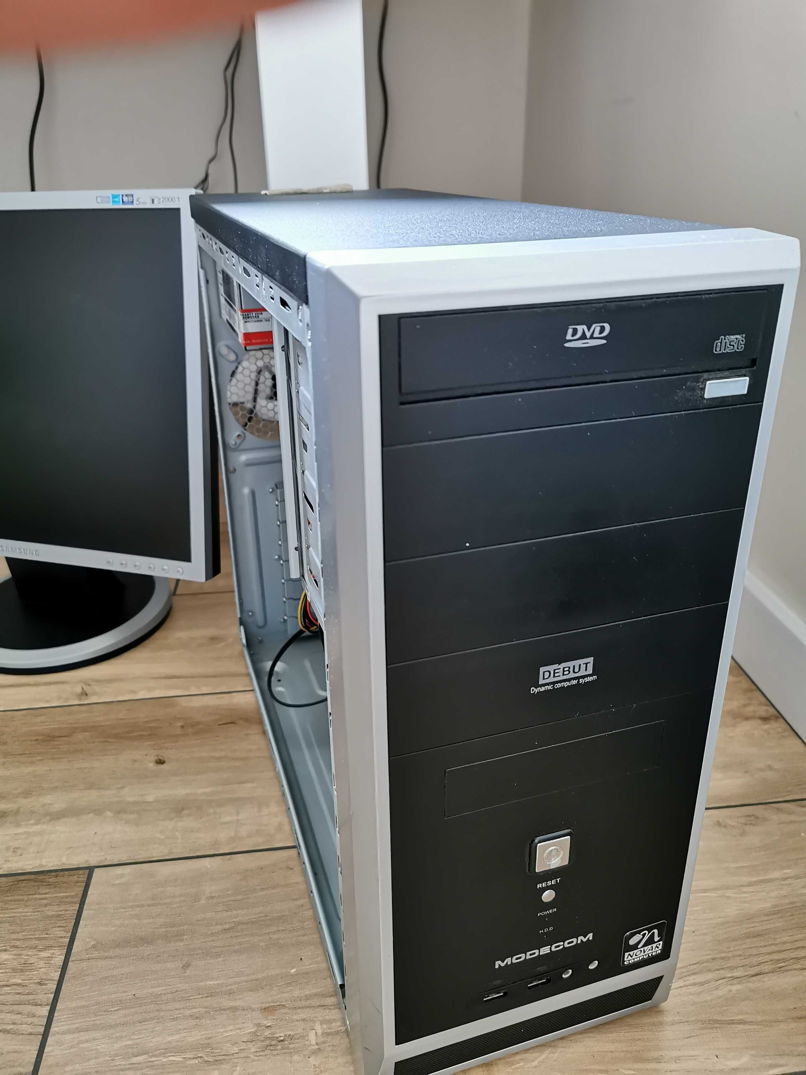 Komputer stacjonarny Core2 Duo E8400  Dysk SSD 120Gb / Monitor 15'