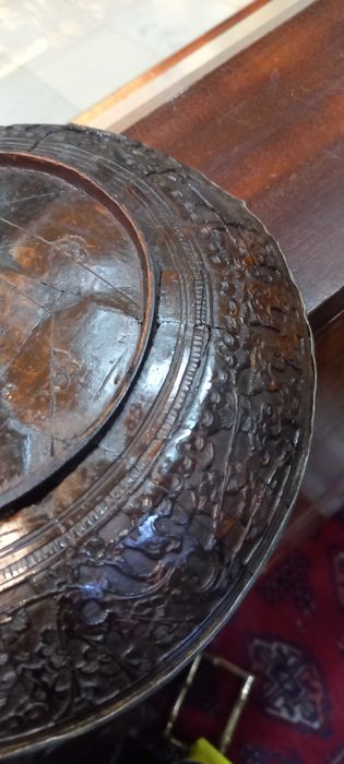 China , Taça Chinesa em coco relevado com 23 cm de diâmetro