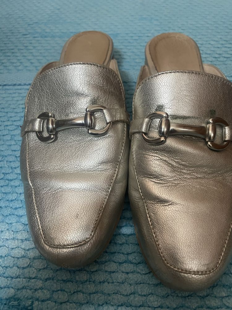Loafers Mule Femininos Prateados com Detalhe Horsebit