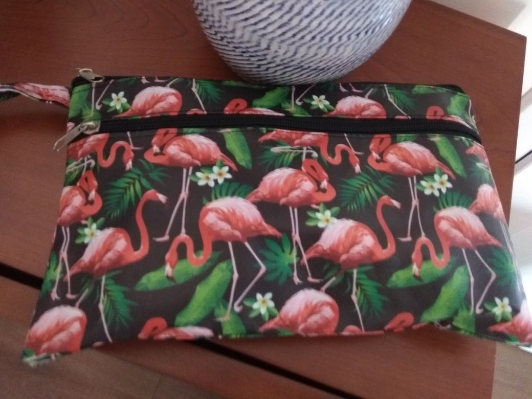 Bolsa preta com flamingos 2 divisórias. TAM 18 por 28 cm.