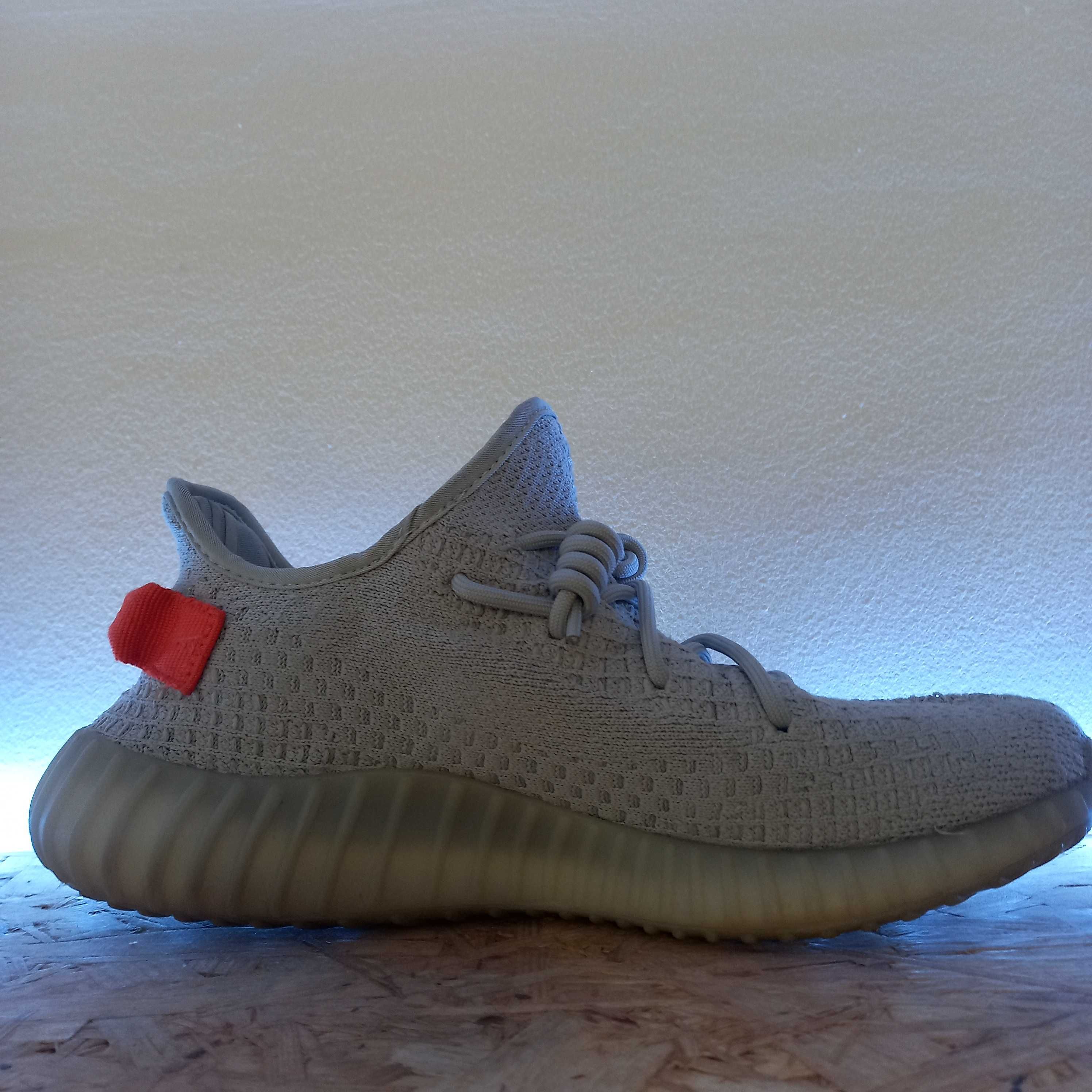 YEEZY boost 350 v2 "TAIL LIGHT" / tamanho 43