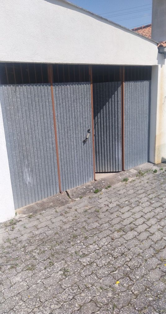 Portão de garagem ou arrumos