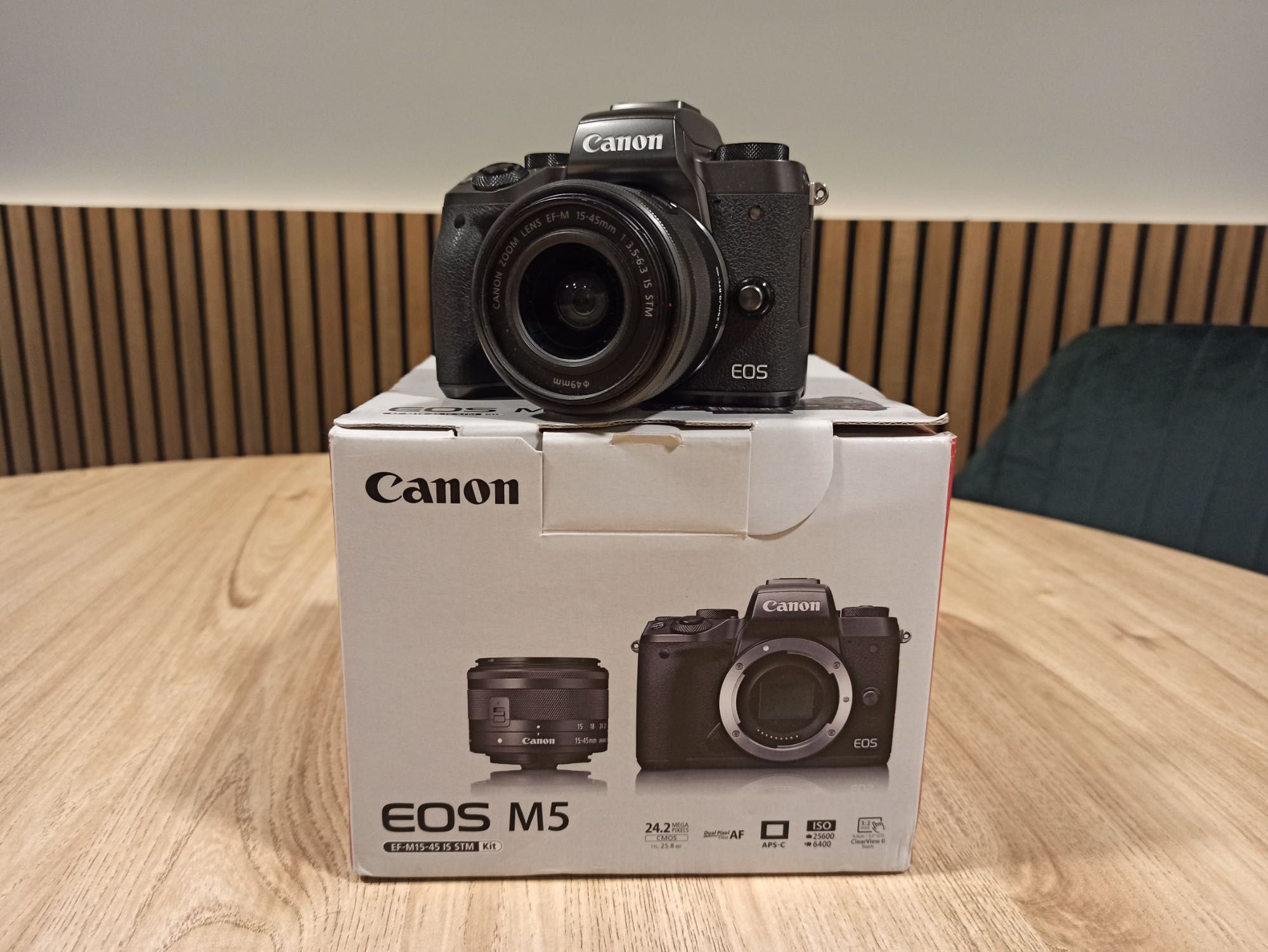 Canon Eos M5 + lente 15-45 + adaptador para lentes EF