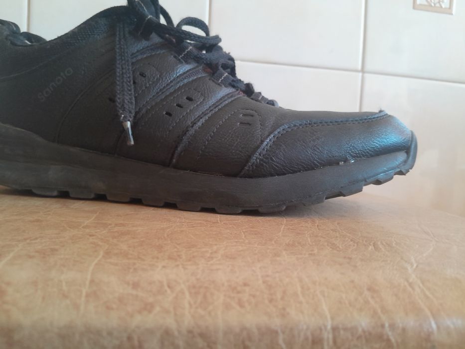 Продам осінні кросовки