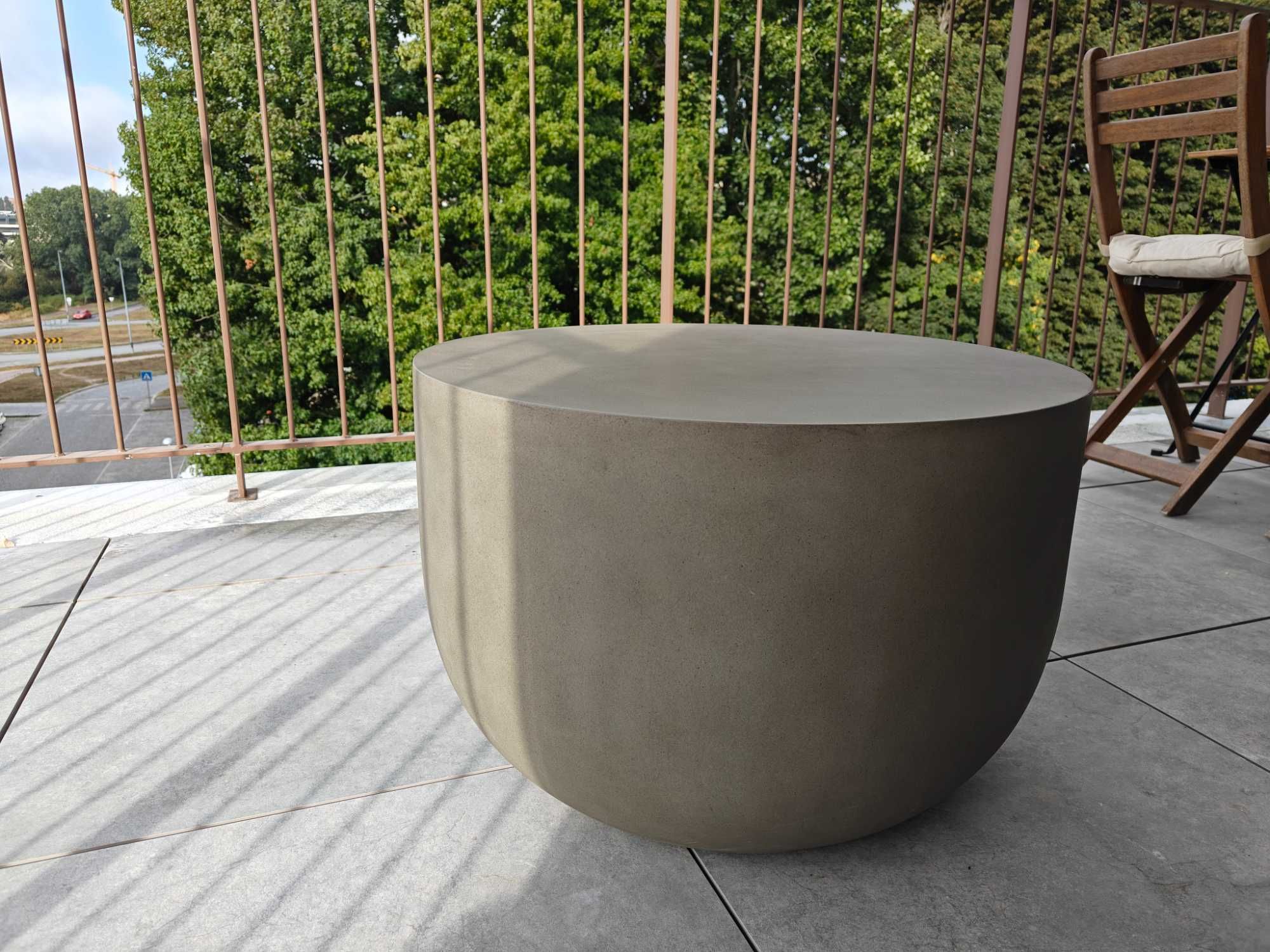 Kave home - Mesa Garbet exterior - cimento 60cm (com menos de 1 mês)