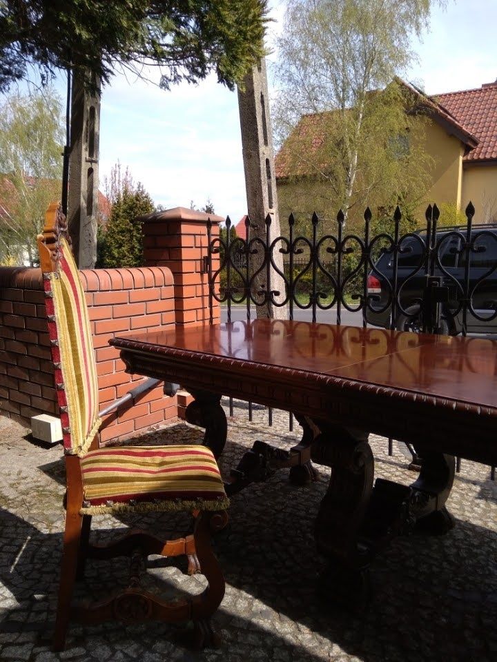 Stół w nieco starym stylu