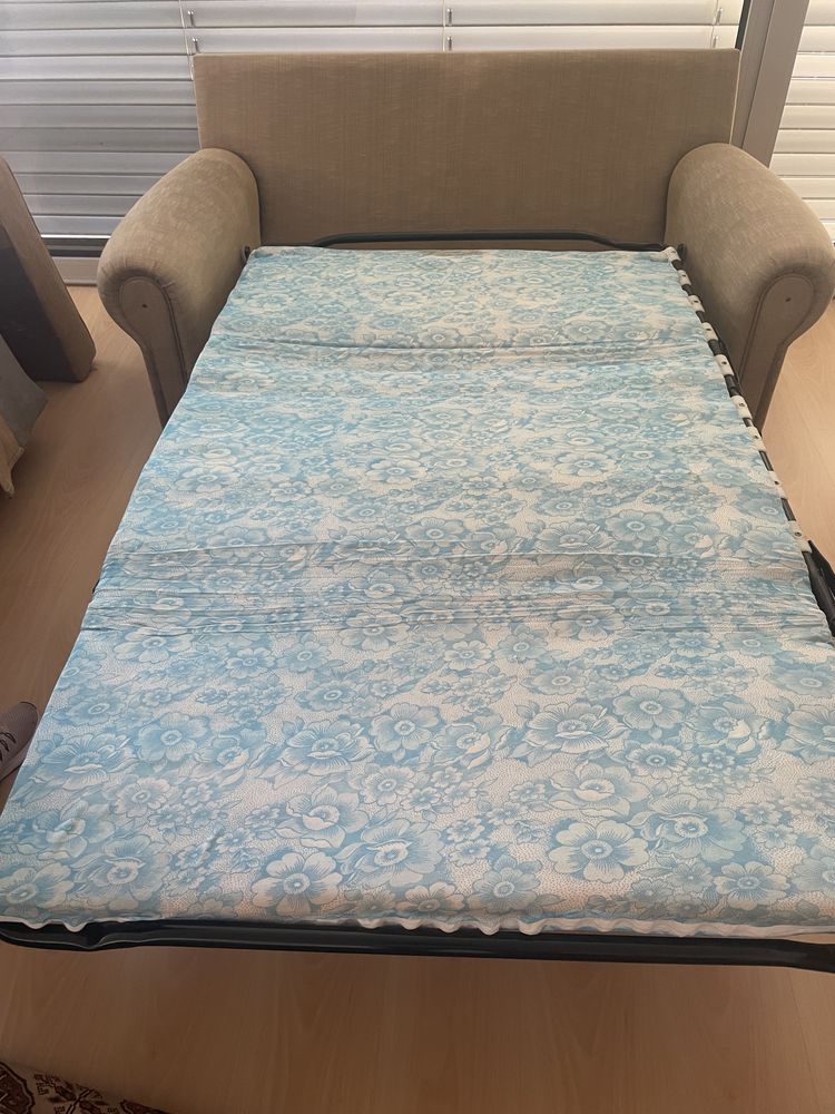 Sofá-cama em bom estado