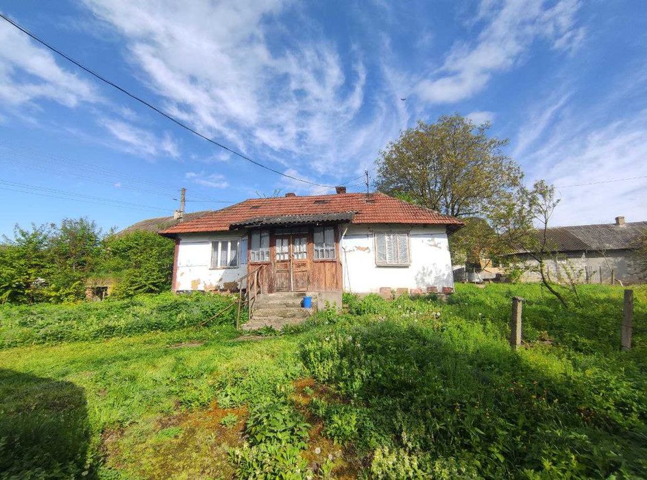 Продається одноповерховий будинок, жилий стан, біля Івано-Франківська.