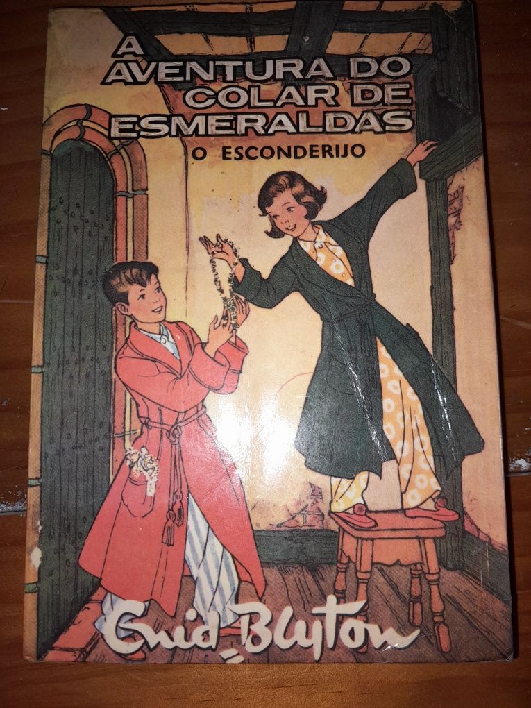 Livro juvenil A Aventura do Colar de Esmeraldas de  Enid Blyton