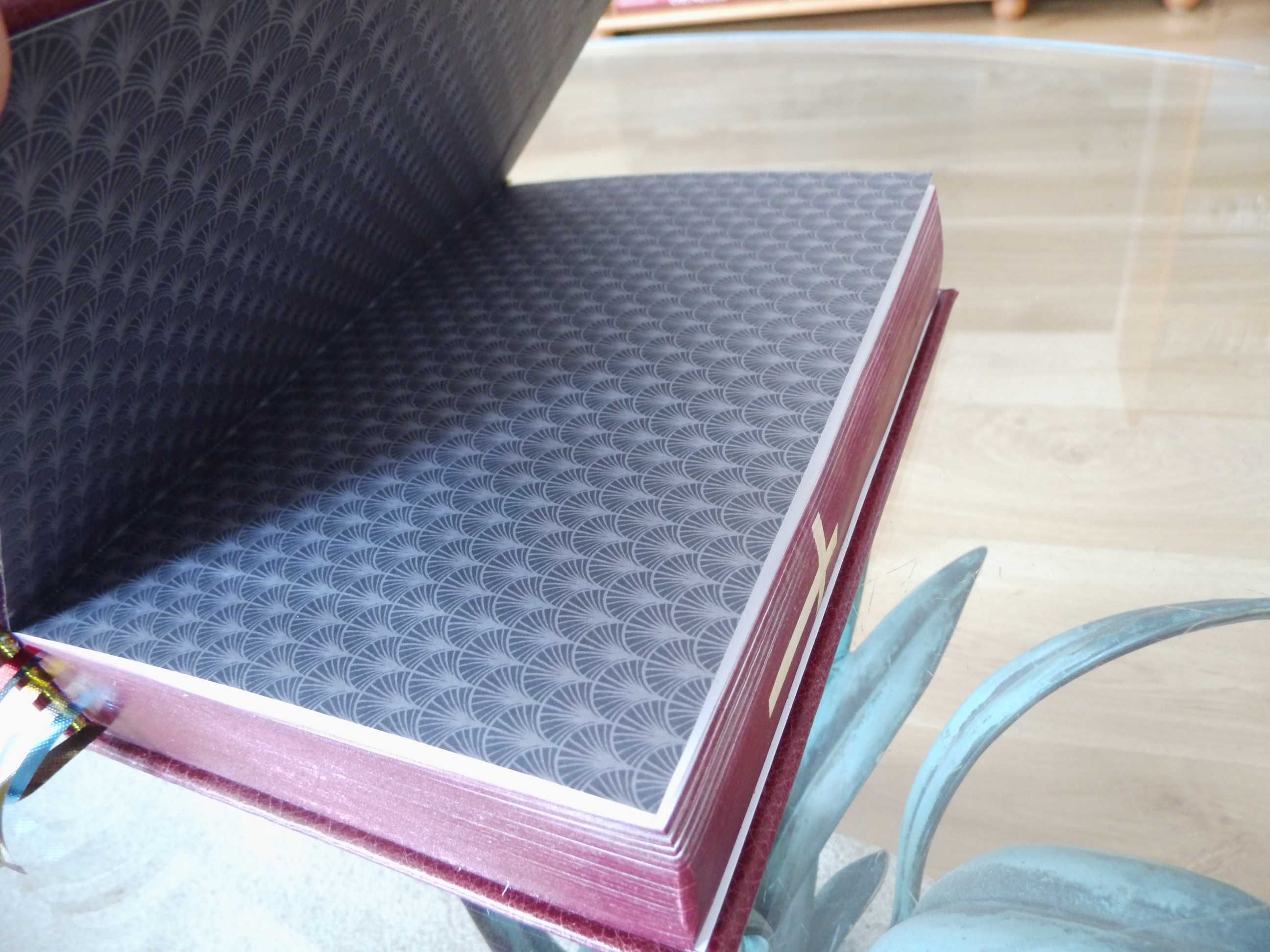 Biblia. Specjalna. Czerwona.