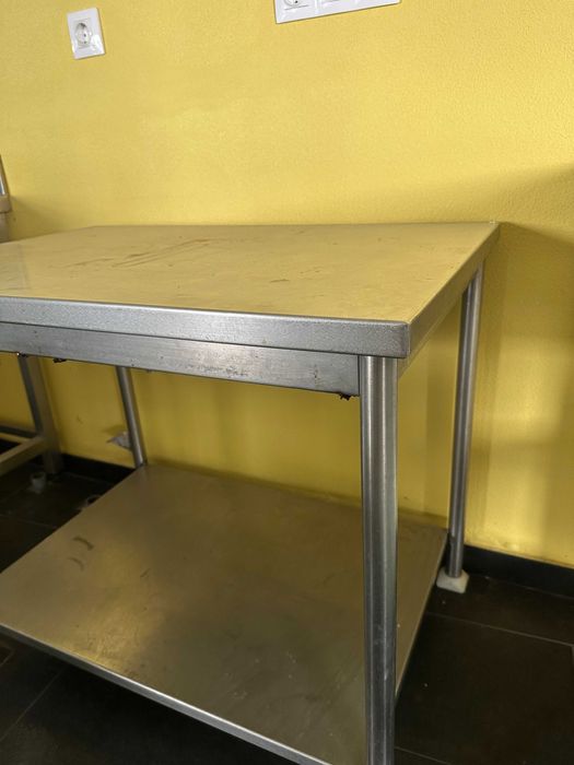 Mesa Industrial em Inox com Prateleira Inferior - 63x94x67 cm