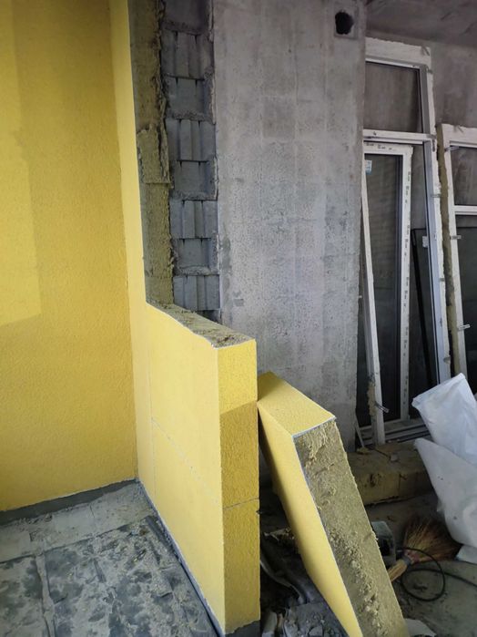 Демонтаж підлог, стін, плитки, штукатурки. Вивезення сміття.