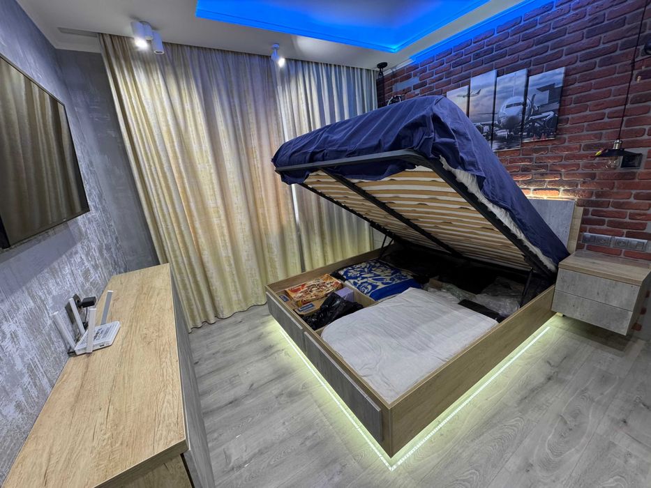 Меблі в спальню (кровать, шкаф купе, тумби, комод)