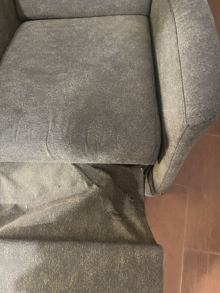 Cadeirao em tecido com algumas marcas de uso .